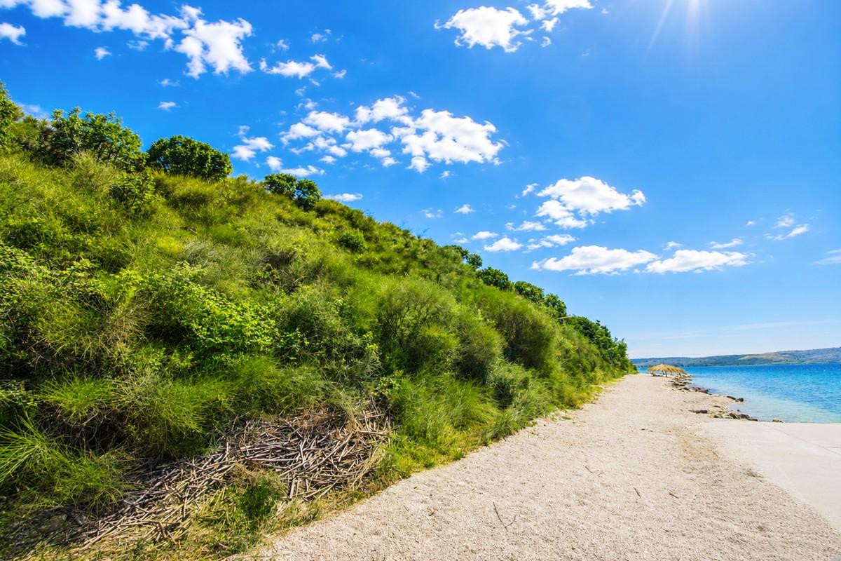 Terrain constructible en bord de mer et plage