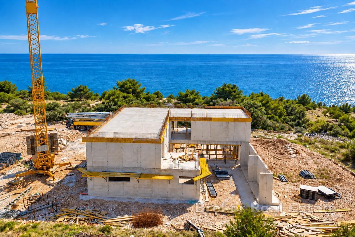Ny modern villa med stor trädgård och havsutsikt