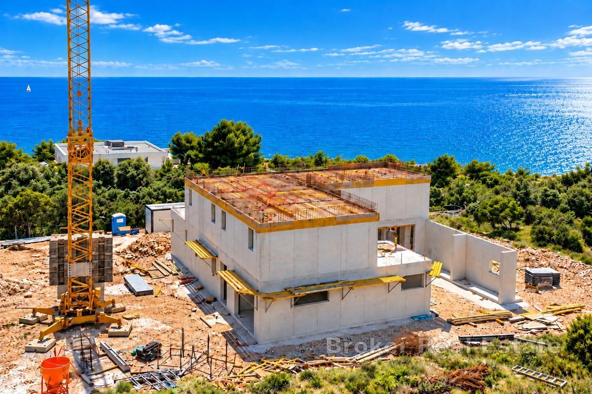 Ny modern villa med stor trädgård och havsutsikt