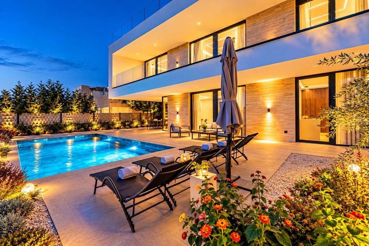 Villa neuve de luxe avec piscine en bord de mer
