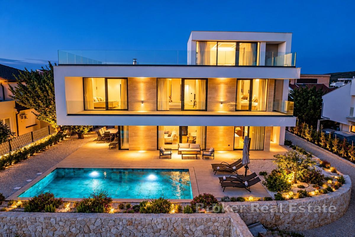 Villa neuve de luxe avec piscine en bord de mer