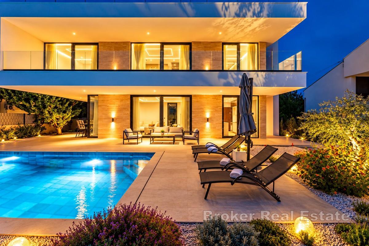 Villa neuve de luxe avec piscine en bord de mer