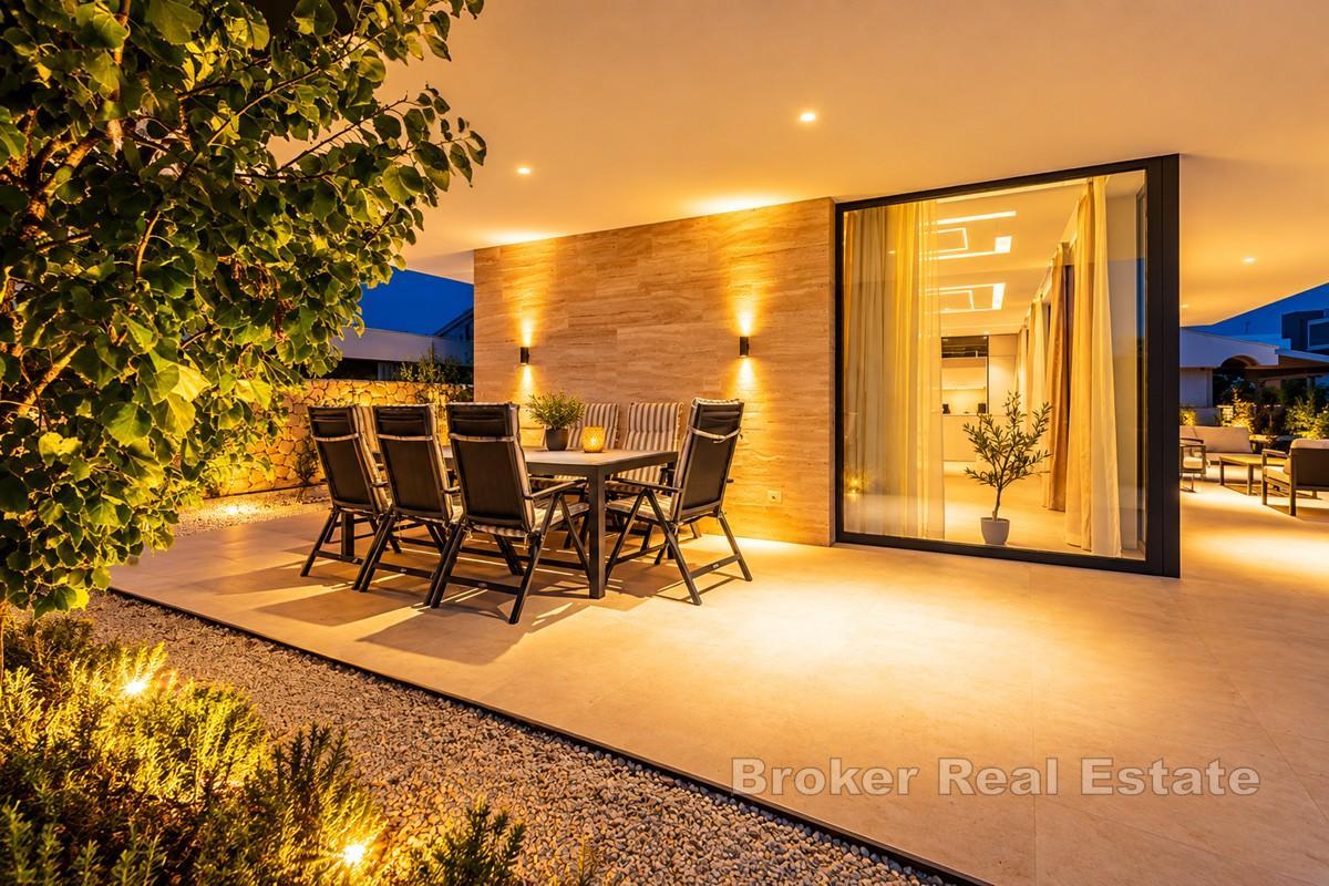 Villa neuve de luxe avec piscine en bord de mer