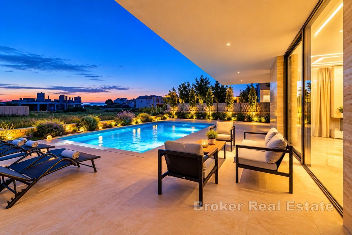 Villa neuve de luxe avec piscine en bord de mer