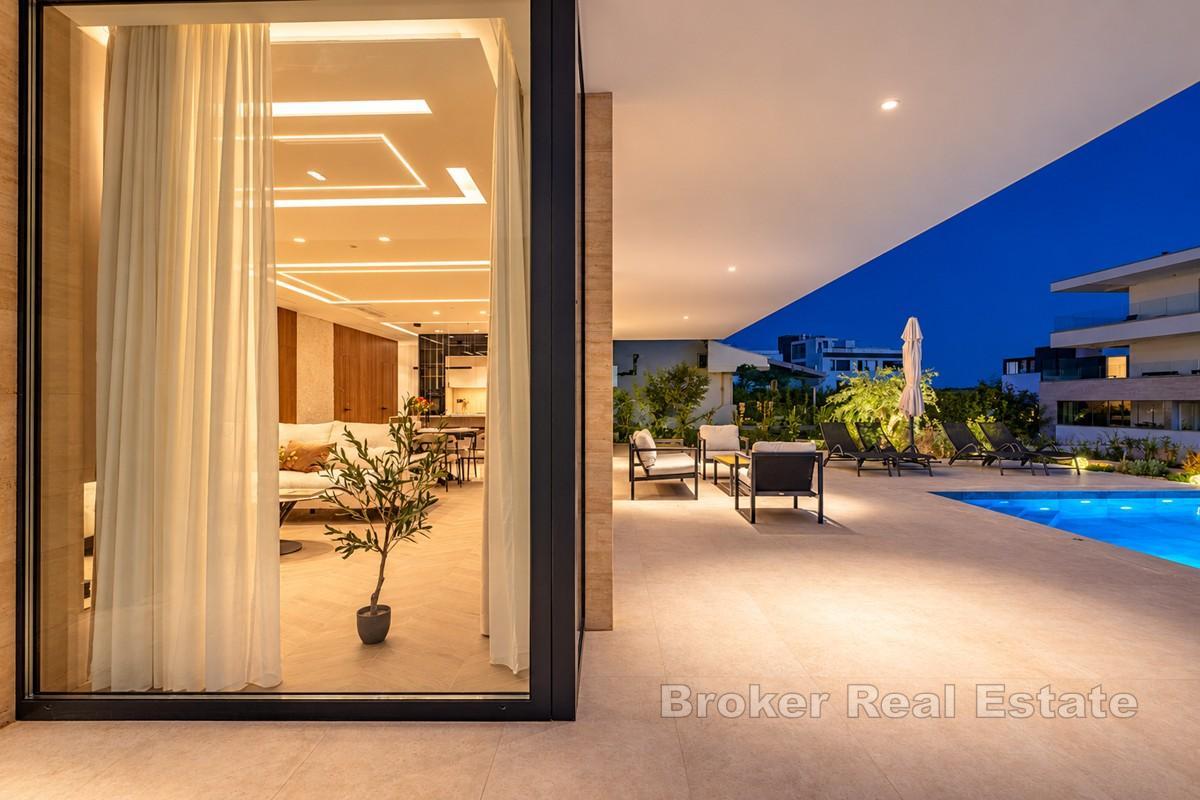 Villa neuve de luxe avec piscine en bord de mer