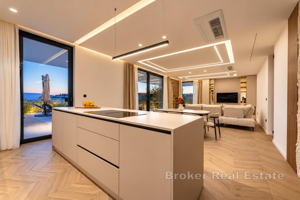Villa neuve de luxe avec piscine en bord de mer