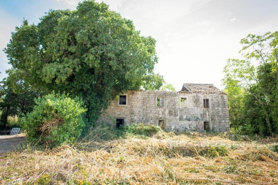 Nedaleko Dubrovníku, stavební pozemek se zříceninou