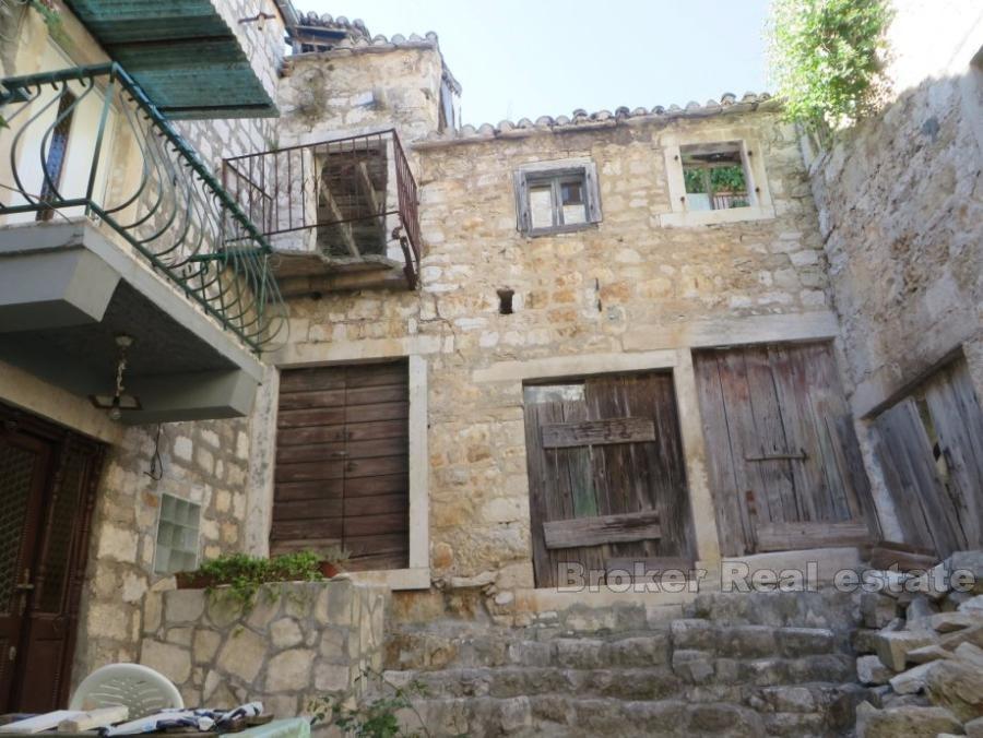 Ostrov Vis, tři kamenné domy