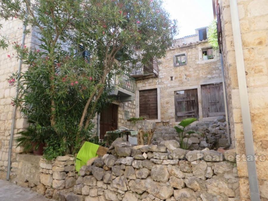 île de Vis, trois maisons en pierre