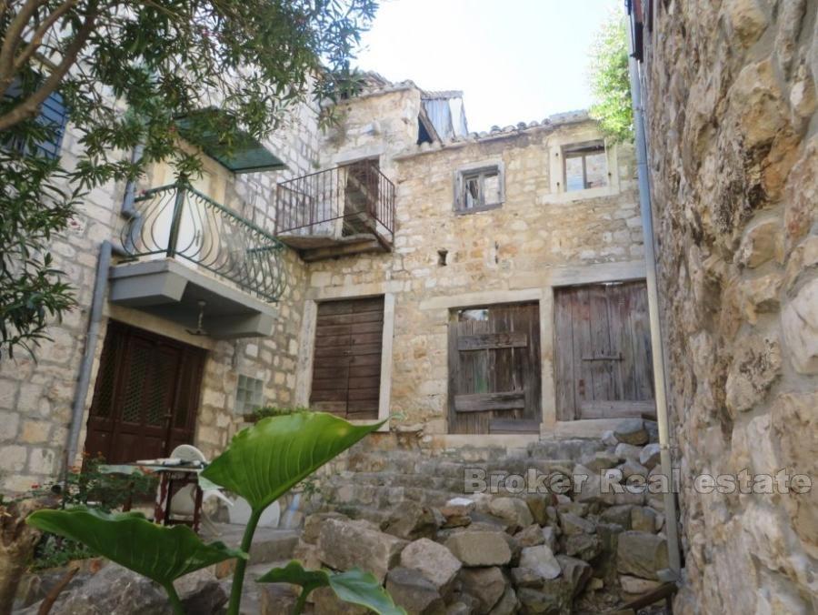 île de Vis, trois maisons en pierre