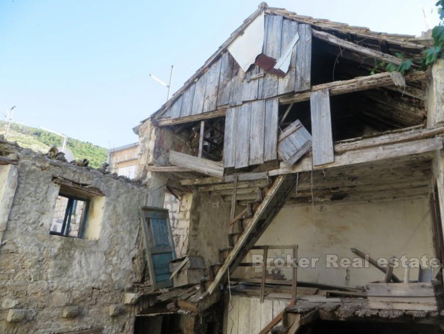 île de Vis, trois maisons en pierre