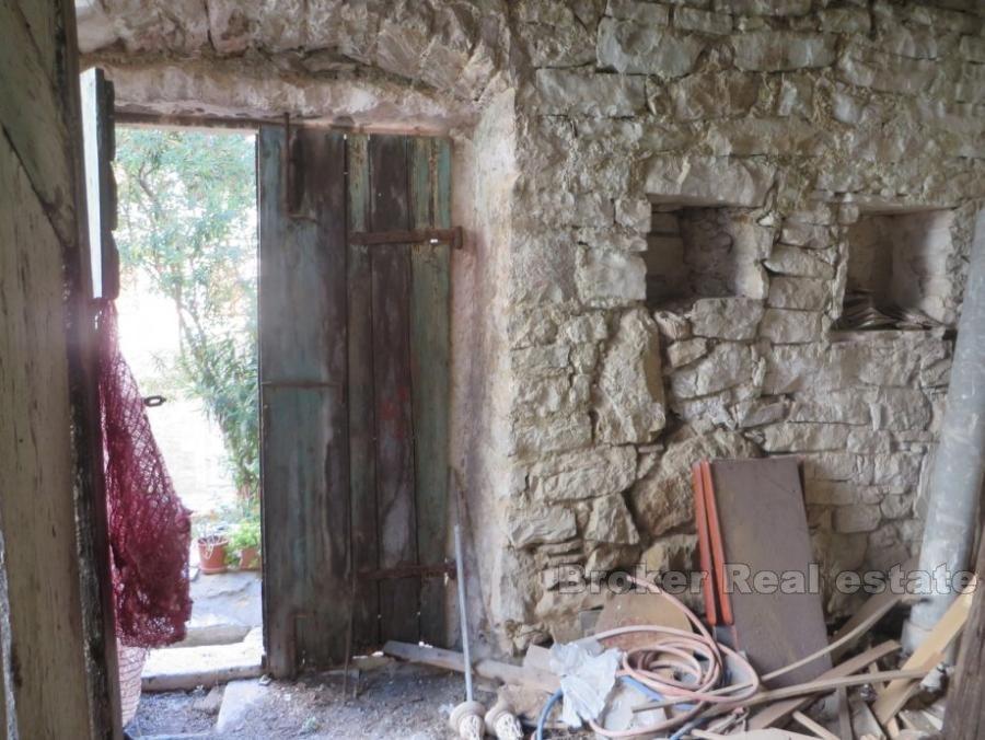 île de Vis, trois maisons en pierre