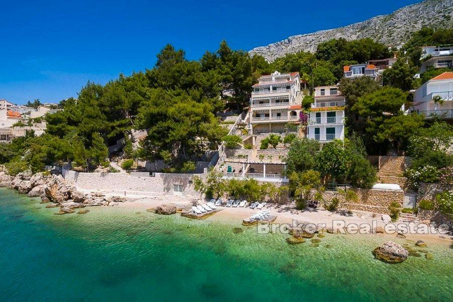 Blízko Omiše - Apartmánová vila první řada k moři