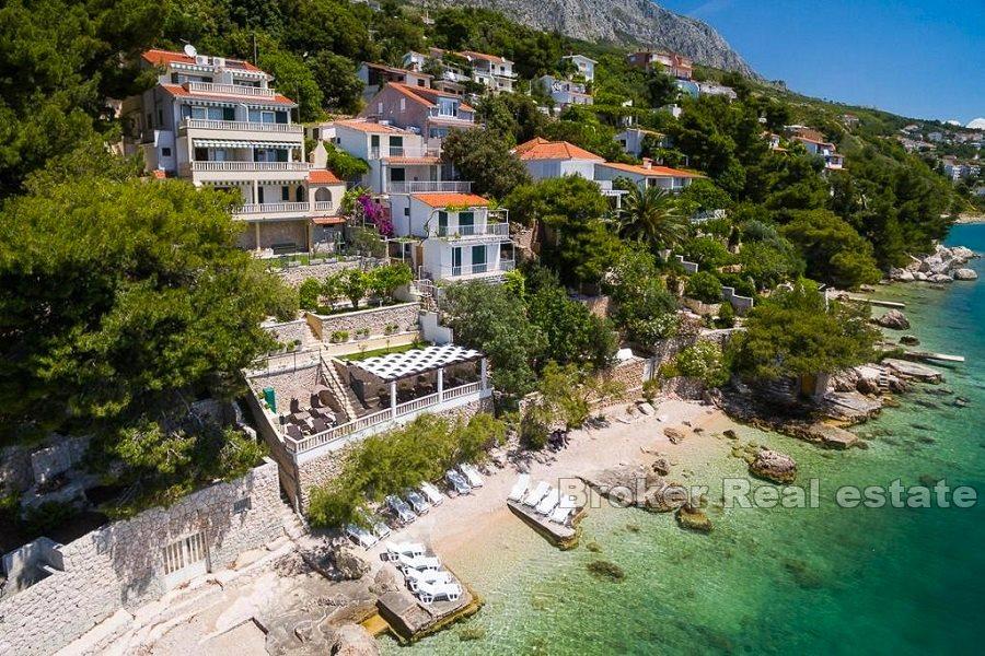 In der Nähe von Omis - Apartmentvilla in erster Reihe zum Meer