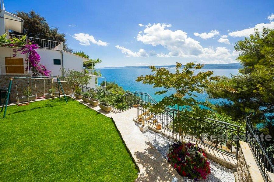 In der Nähe von Omis - Apartmentvilla in erster Reihe zum Meer