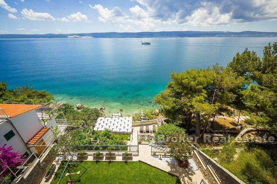 Blízko Omiše - Apartmánová vila první řada k moři