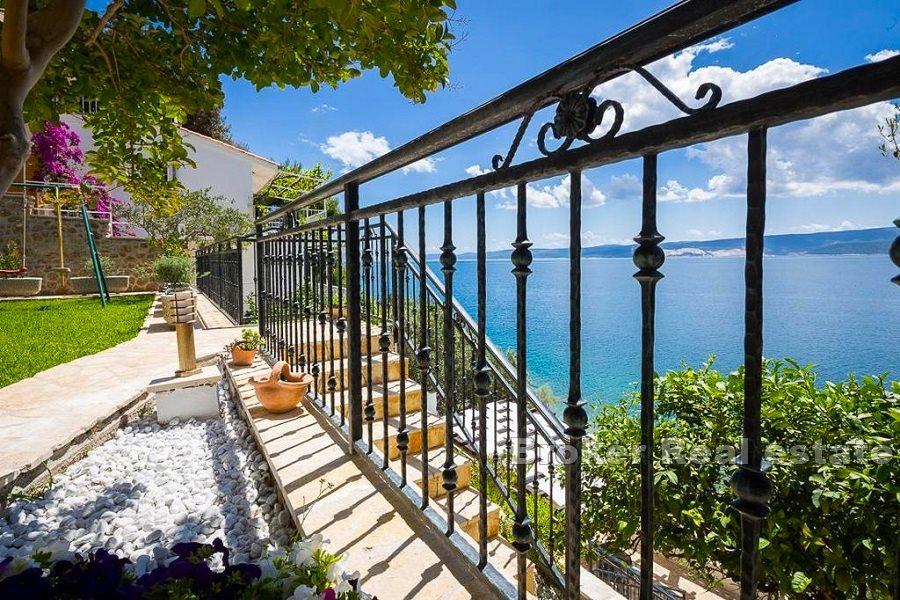 Blízko Omiše - Apartmánová vila první řada k moři