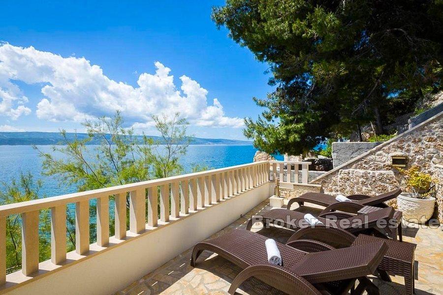 Blízko Omiše - Apartmánová vila první řada k moři