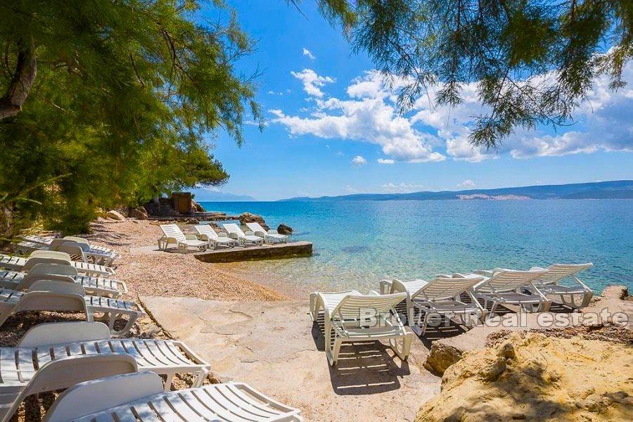 In der Nähe von Omis - Apartmentvilla in erster Reihe zum Meer