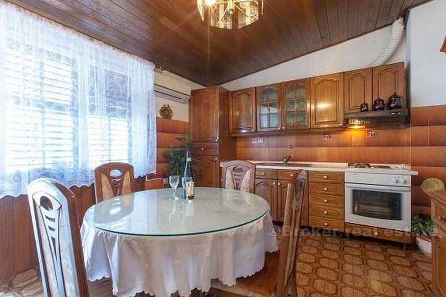 Подстрана - возле Сплита, трехкомнатная квартира