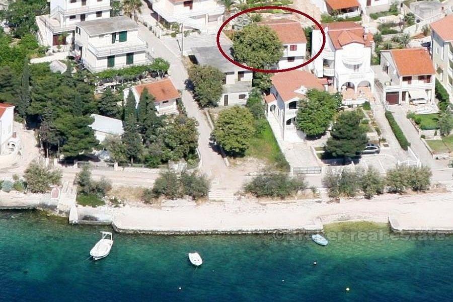 Rogoznica, Haus zweite Reihe aus dem Meer