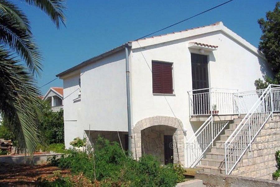 Rogoznica, Haus zweite Reihe aus dem Meer