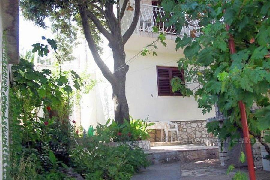 Rogoznica, Haus zweite Reihe aus dem Meer