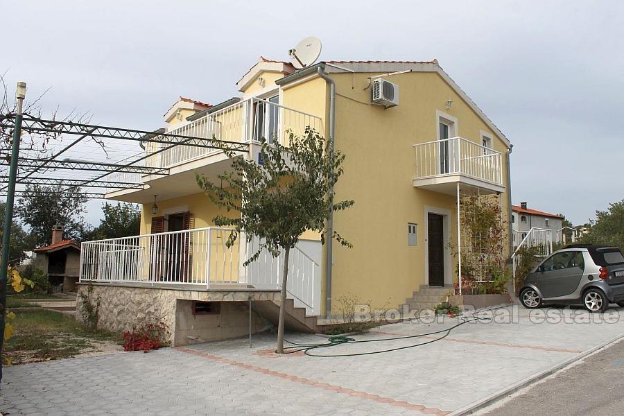 Rogoznica, familiens hus