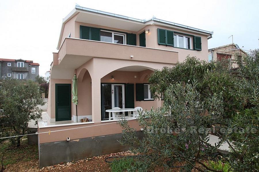 In der Nähe von Rogoznica, Haus am Meer