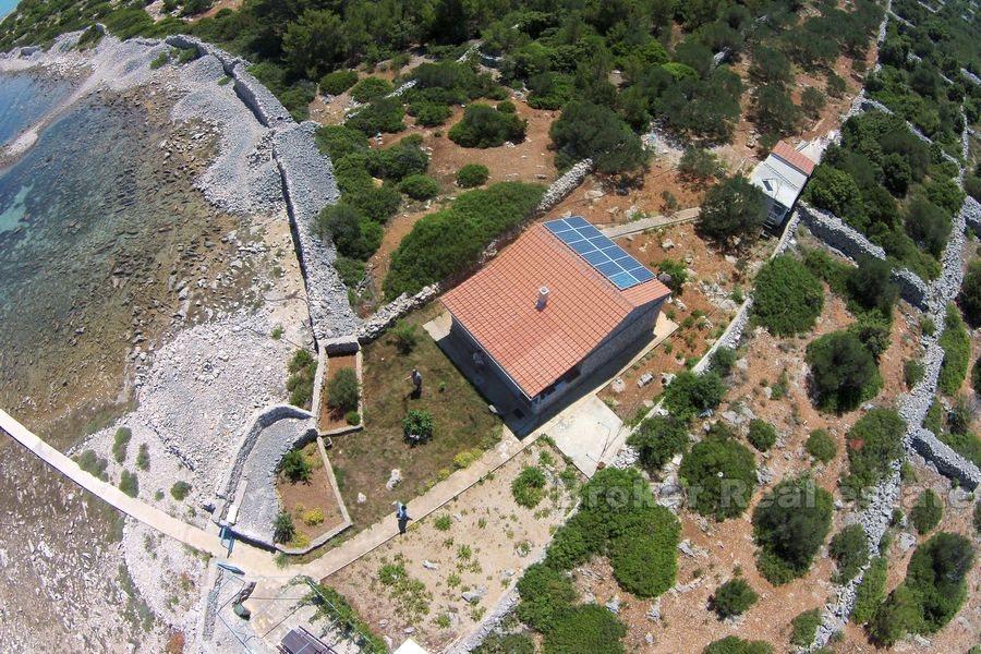 Insel Murter, alleinstehendes Haus in erster Reihe zum Meer
