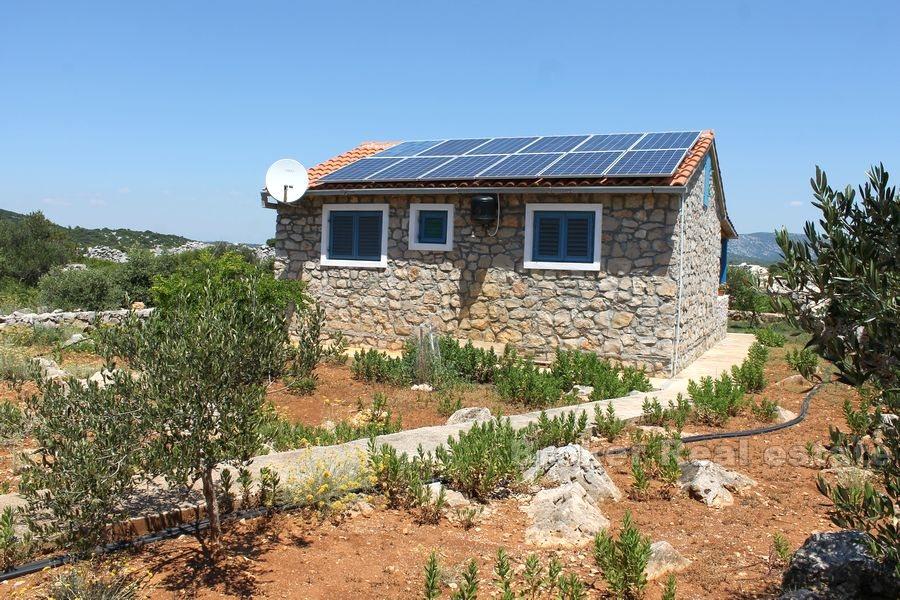 Ostrov Murter, dům na samotě v první řadě u moře