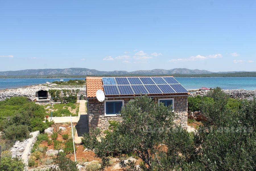 Ostrov Murter, dům na samotě v první řadě u moře