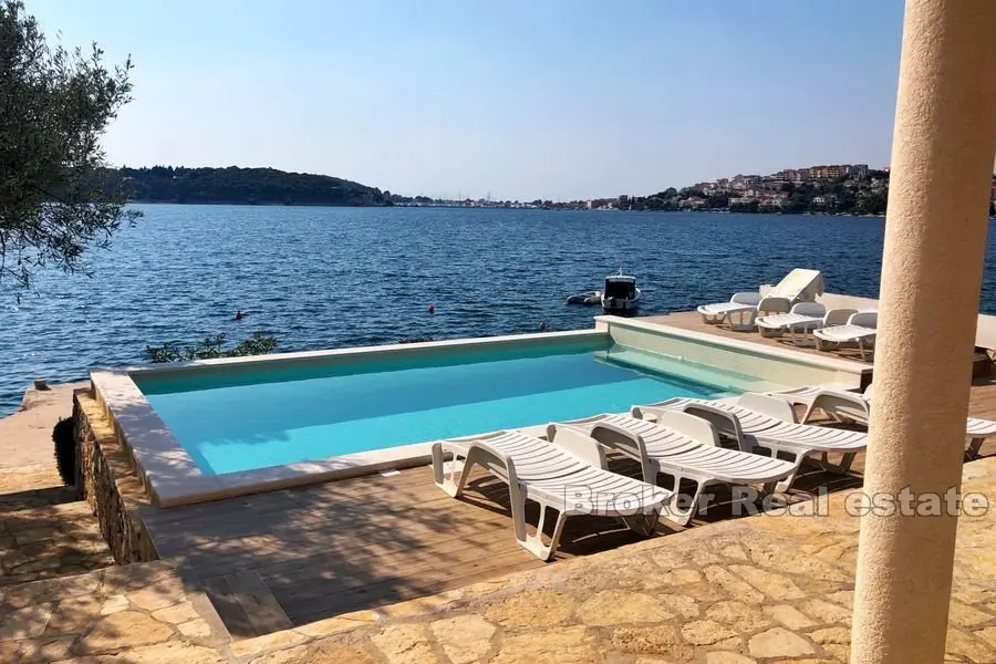 Rogoznica, apartment house first row to the sea