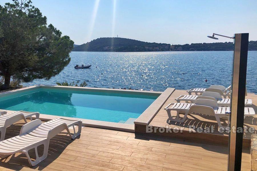 Rogoznica, apartment house first row to the sea