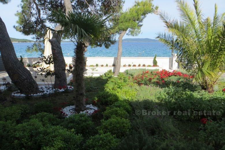 Rogoznica, Außergewöhnliche Villa in erster Reihe zum Meer