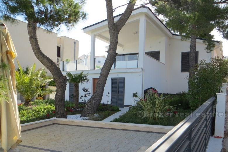 Rogoznica, Außergewöhnliche Villa in erster Reihe zum Meer