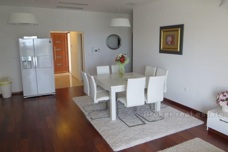 Rogoznica, Außergewöhnliche Villa in erster Reihe zum Meer