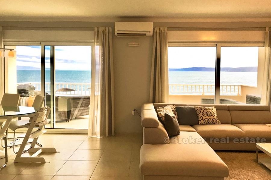 Ciovo - Beautiful apartment at first row to the sea