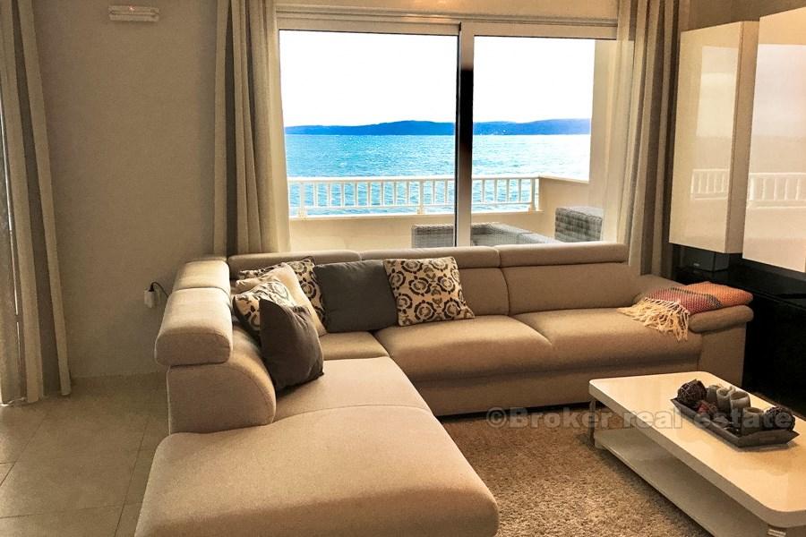 Ciovo - Beautiful apartment at first row to the sea