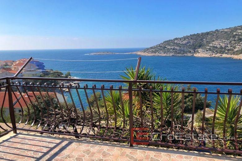 Rogoznica - Lijepa kuća s 3 apartmana