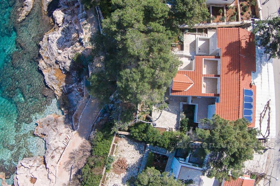 Hvar - krásný dům se 6 apartmány, první řadou k moři