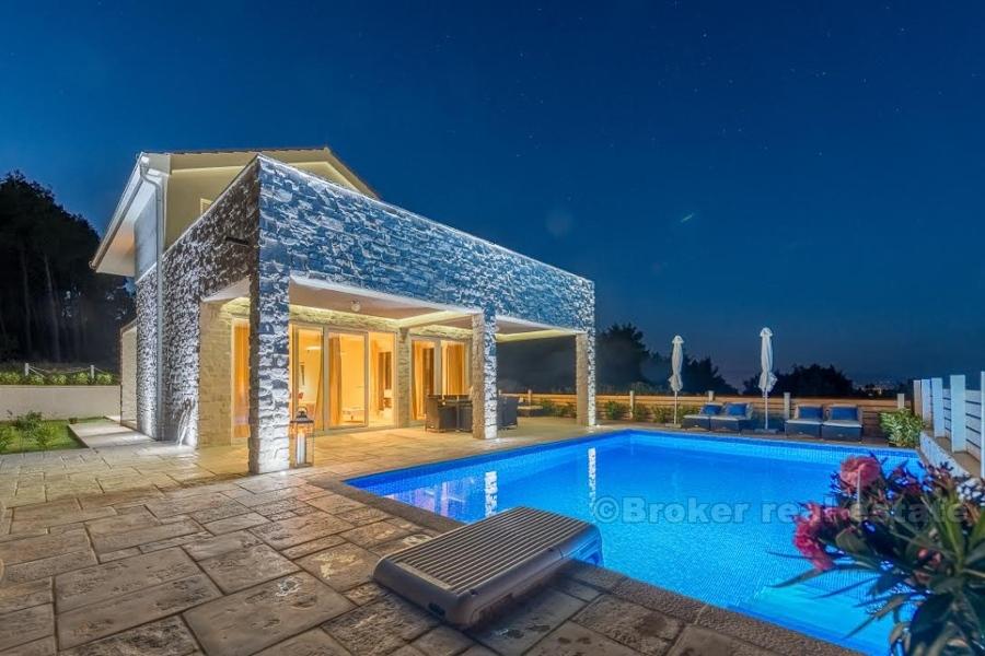 Hvar - Novopostavená vila tradičného štýlu