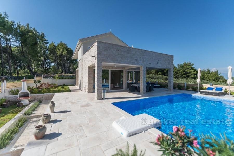 Hvar - nově postavená vila tradičního stylu