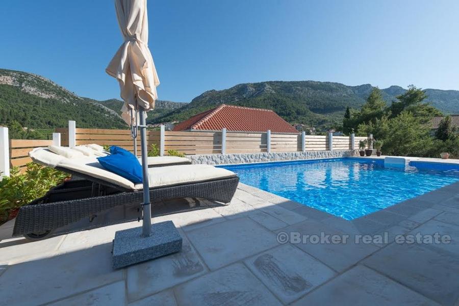 Hvar - nově postavená vila tradičního stylu