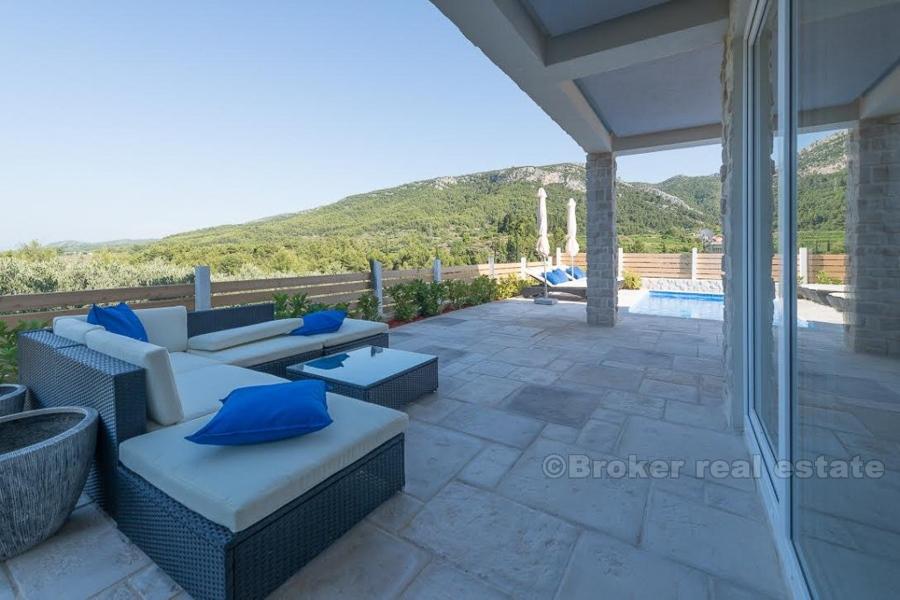 Hvar - nově postavená vila tradičního stylu
