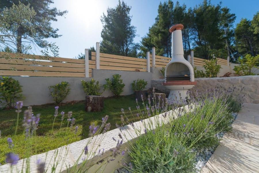 Hvar - nově postavená vila tradičního stylu
