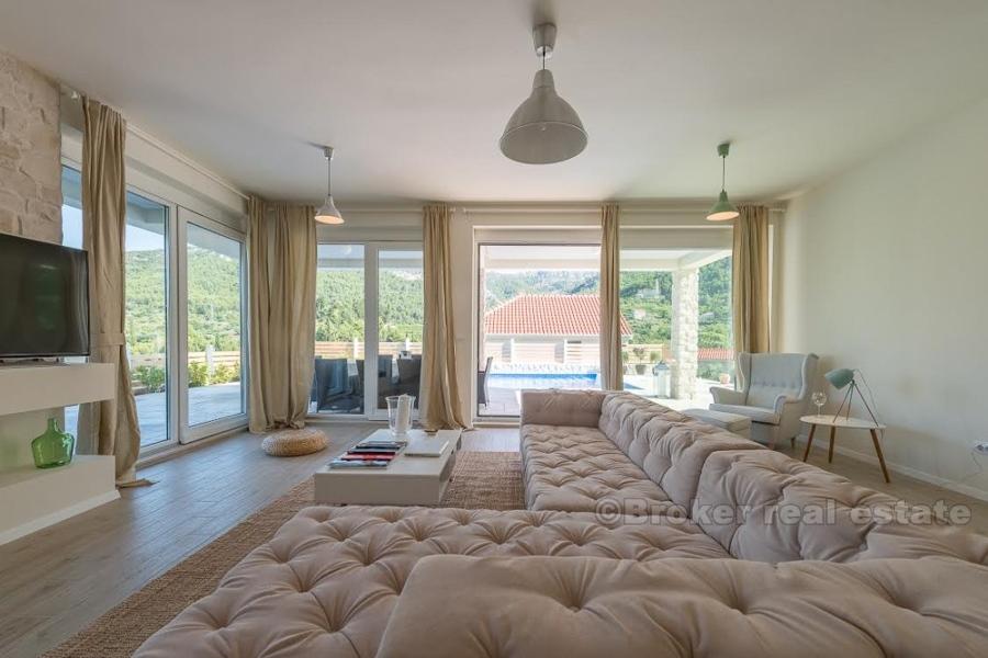 Hvar - nově postavená vila tradičního stylu