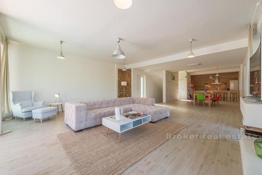 Hvar - nově postavená vila tradičního stylu
