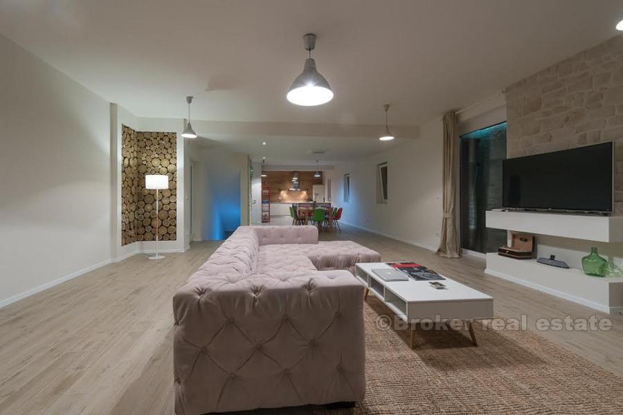 Hvar - nově postavená vila tradičního stylu