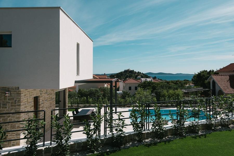 Šibenik - Izvanredna moderna vila s bazenom